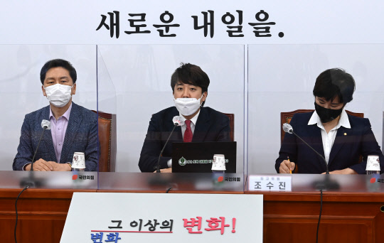 이준석 국민의힘 대표(가운데)가 24일 서울 여의도 국회에서 열린 당 최고위원회의에서 모두발언을 하고 있다.연합뉴스